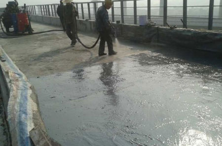 使用聚脲噴涂機(jī)時需求我們留意哪些事項呢？